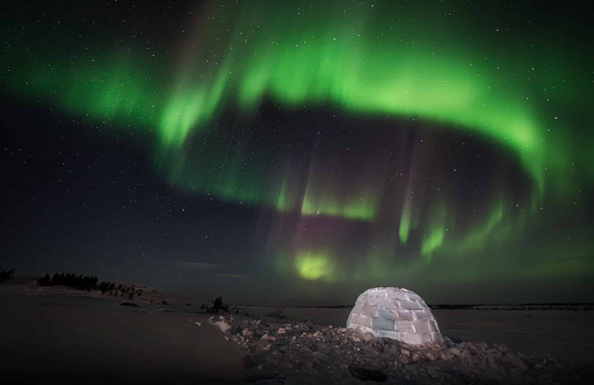 Voyage de tourisme nunavik explorant les aurores boréales.